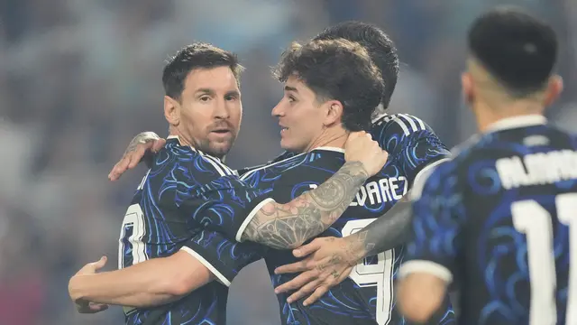 Selebrasi Lionel Messi bersama Julian Alvarez di pertandingan uji coba antara Argentina vs Zambia di Buenos Aires, Rabu (01/04/2026) pagi WIB.