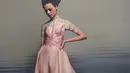 Karya Sebastian Gunawan Couture juga menarik untuk dijadikan inspirasi. Gaun berwarna pink ini memiliki detail brokat dan satin yang mewah. (Instagram/sebastiangunawanofficial).