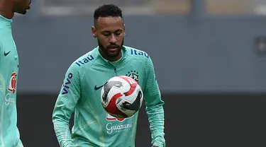 Pemain depan Brasil Neymar mengamati bola selama sesi latihan  menjelang Kualifikasi Piala Dunia 2026 zona CONMEBOL, di Lima, Senin (11/9/2023). (Cris BOURONCLE / AFP)