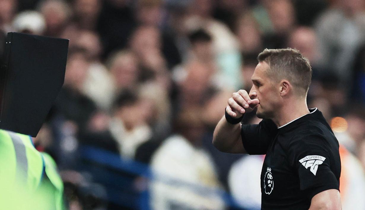 Wasit membatalkan dua gol di laga ini. Pertama gol dari pemain Chelsea, Moises Caicedo dan gol pemain Tottenham Hotspur Pape Matar Sarr. (AP Photo/Ian Walton)