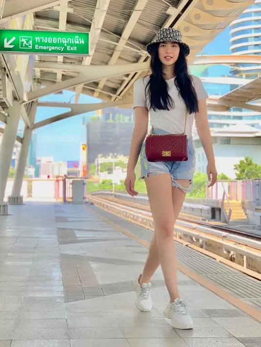 Elvira kerap mengenakan topi ketika cuaca panas dan dalam suasana santai. Meski demikian, topi yang dikenakan pun selalu tampak serasi dengan baju yang dipakai. (Liputan6.com/IG/elviraelph)