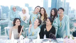Sejumlah artis Indonesia saat menjadi pendamping pengantin wanita alias bridesmaid di pernikahan Laudya Cynthia Bella. Laudya Cynthia Bella memilih warna biru kalem untuk para bridesmaid-nya.  (instagram/julstelle)