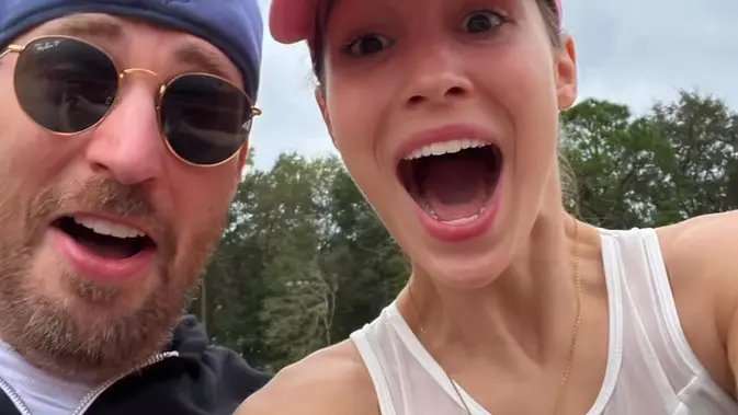 Chris Evans bersama sang kekasih Alba Babtista. (Foto: Instagram Stories/chrisevans)