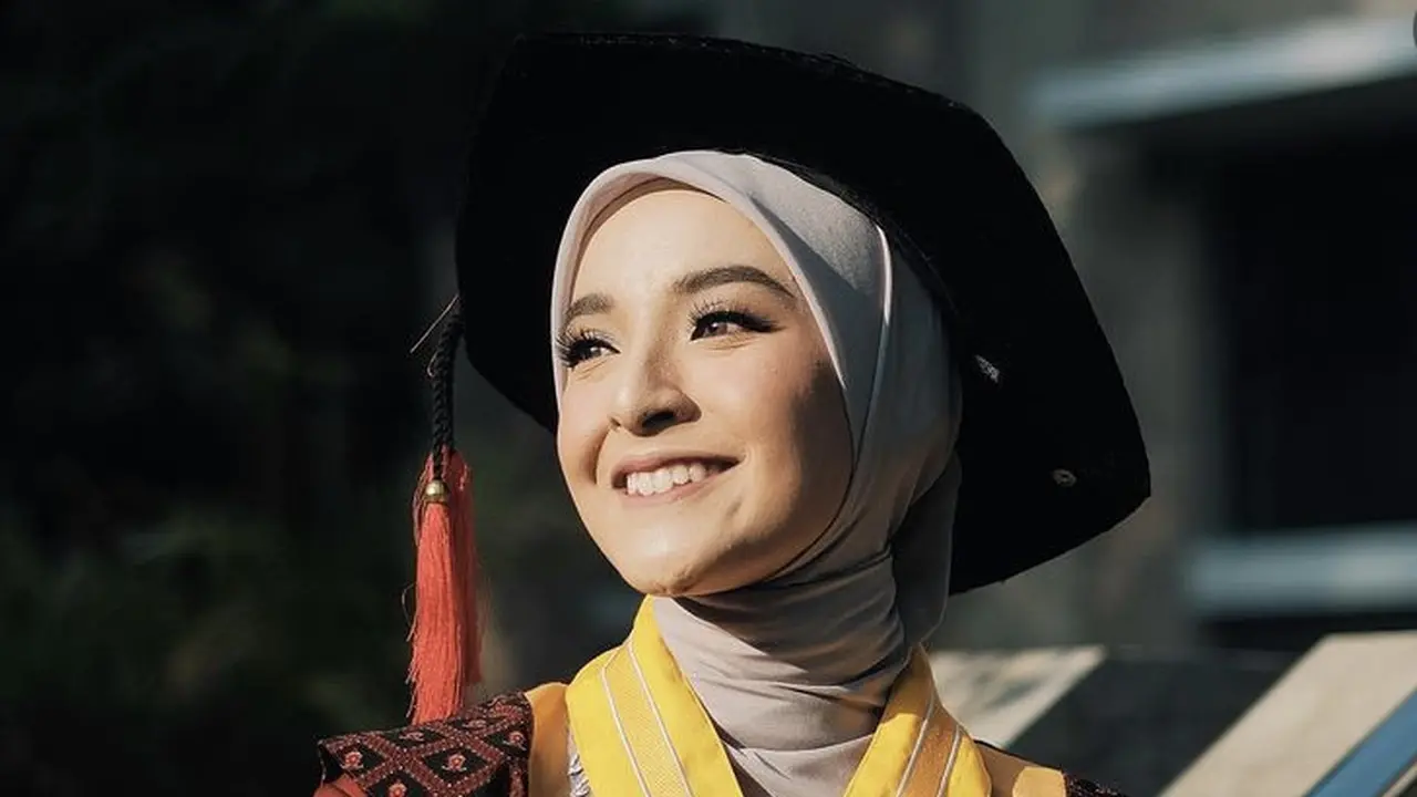 Pesona Selebgram Nabila Ishma saat wisuda