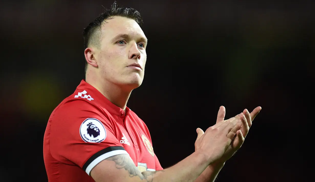 Pemain Manchester United, Phil Jones memberikan aplaus kepada penonton setelah mengalahkan Bournemouth dalam pertandingan lanjutan Liga Inggris 2012/2013 di Old Trafford, Rabu (13/12/2017). Phil Jones secara resmi akan pamit meninggalkan Old Trafford musim 2022/2023 setelah 12 tahun mengabdi. (AFP/Oli Scarff)