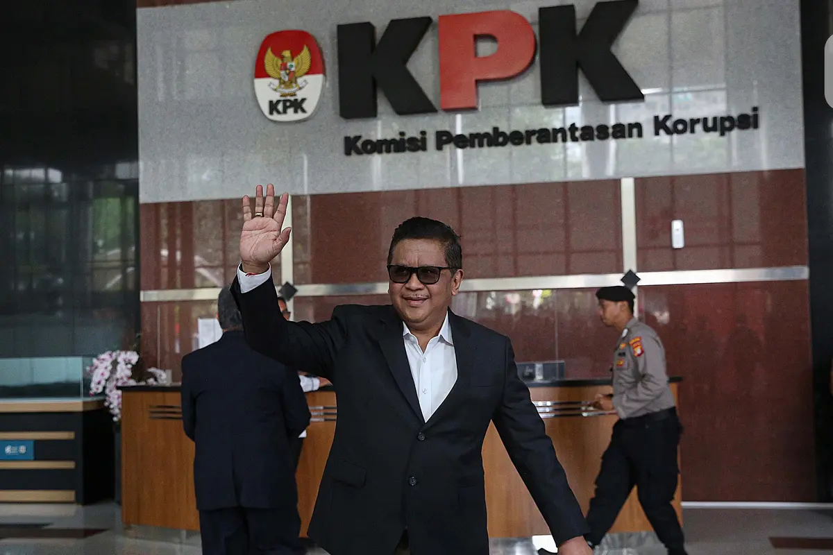 Tunjukkan Buku Tentang Hak dan Kewajiban Tersangka/Terdakwa Tindak Pidana Korupsi, Sekjen PDIP Hasto Kristiyanto Siap Diperiksa Penyidik KPK