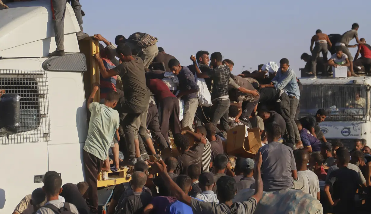 Meski sebagian truk bantuan berhasil masuk ke sejumlah wilayah Palestina namun distribusi masih jauh dari cukup untuk memenuhi kebutuhan lebih dari dua juta penduduk Gaza. (AP Photo/Mariam Dagga)