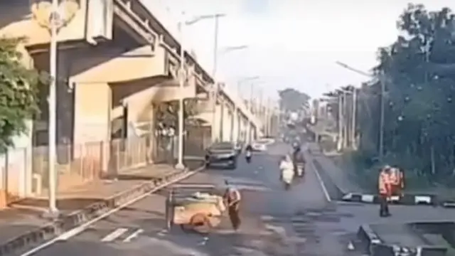 Tangkapan layar mobil pajero tabrak pedagang buah di Kalimalang, Jakarta Timur. (Dok. Istimewa)