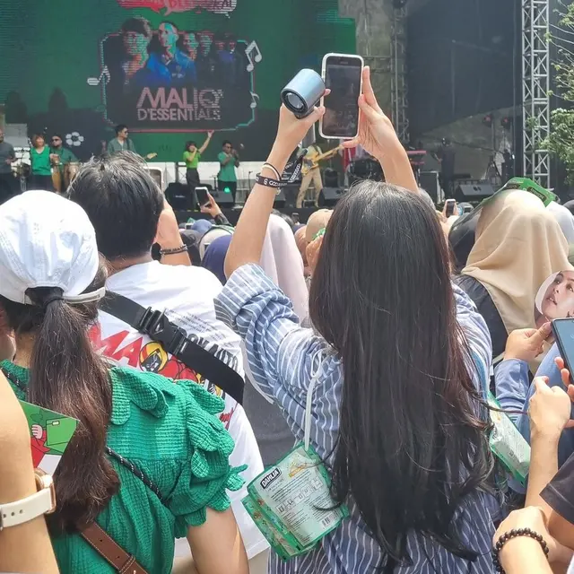 6 Potret Nyeleneh Orang Rekam Konser, Gantung Pengharum Agar Tidak Bau Badan