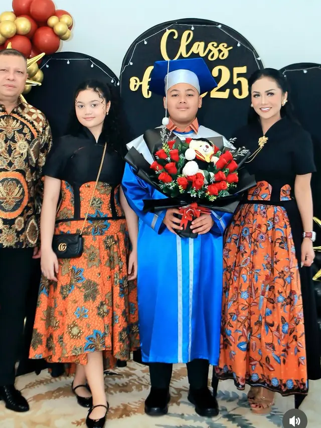 Krisdayanti dan Amora saat Hadir Wisuda Kellen. [@krisdayantilemos]