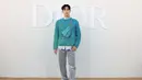 Sementara Cha Eun Woo selaku Dior Ambassador untuk Korea Selatan tampil dalam balutan busana pop color dari koleksi Spring 2023 Men’s Capsule Collection.