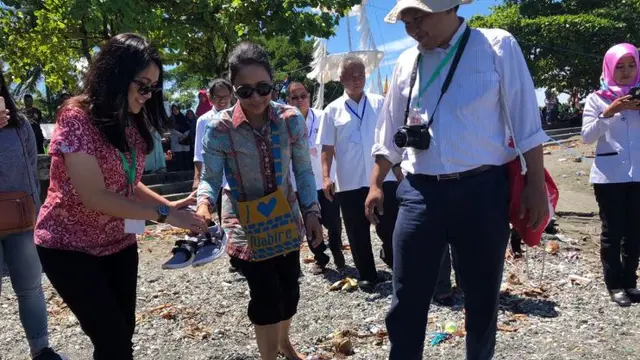 Menteri BUMN Rini Soemarno menikmati pemandangan Pantai Nabire, Papua, Rabu (21/11/2017). (Vina/Liputan6.com)
