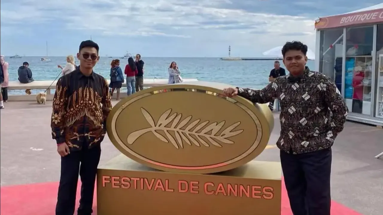 Berkat kemenangannya, Rachmat pun diundang ke Cannes untuk menerima penghargaan dan pemutaran film tersebut. Tampak dalam unggahan akun @folkshitt bagaimana perjalanan Rachmat membuat dokumenternya.
