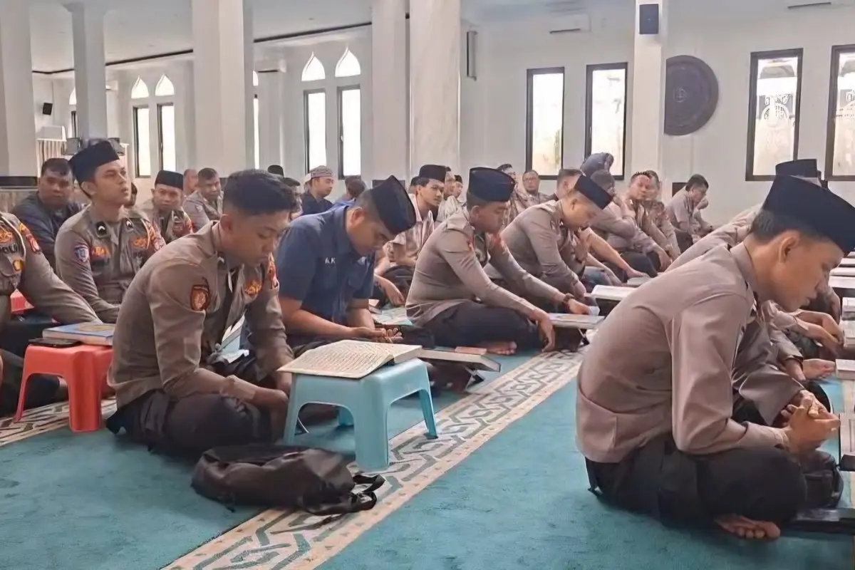 Puluhan polisi di Depok belajar mengaji. (Liputan6.com/Dicky Agung Prihanto)