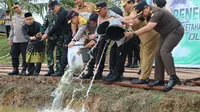 Kapolda Riau Lepas Puluhan Ribu Bibit Ikan Dukung Program Ketahanan Pangan Presiden