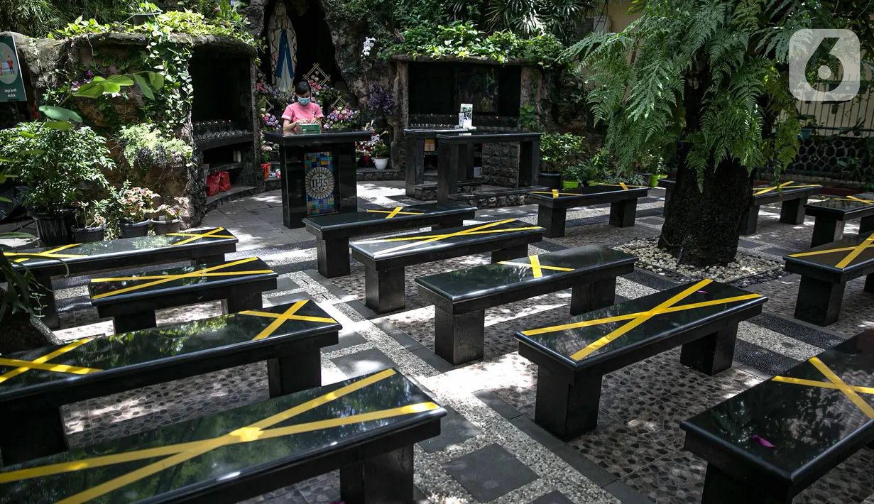 Tempat duduk dipasangi tanda jaga jarak selama masa pandemi virus corona COVID-19 di Gereja Theresia, Jakarta, Minggu (20/12/2020). Dekorasi bernuansa pandemi COVID-19 dan kesederhanaan disiapkan untuk memeriahkan perayaan Natal tahun ini. (Liputan6.com/Faizal Fanani)