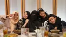 Umi Pipik bersama anak-anaknya, menghabiskan waktu di sebuah restoran untuk makan bersama. (Foto: Instagram/@_ummi_pipik_)