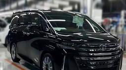 Toyota Vellfire generasi yang akan datang terlihat lebih simple dan sporty dibandingkan dengan Alphard. Empat bilah grill chrome menghiasi tampang depan Vellfire yang membuatnya lebih dewasa. Balutan warna hitam membuatnya tampak lebih berkelas. (Source: Instagram/@paultncars)