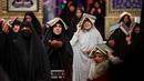 <p>Umat Syiah menghadiri sholat lailatulqadar pada bulan suci Ramadhan di Najaf, Irak, Selasa (11/4/2023 ). (AP Photo/Anmar Khalil)</p>