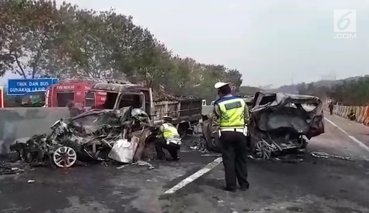 Polisi memeriksa kendaraan usai terjadi kecelakaan maut di ruas Tol Cipularang Kilometer 92, Purwakarta, Jawa Barat, Senin (2/9/2019). Dalam kecelakaan tersebut sejumlah kendaraan terbakar. (Liputan6.com/Abramena)