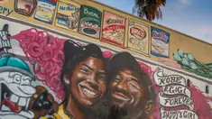 Mural karya seniman Muck Rock dan Mr79lts memperlihatkan Kobe Bryant dan putrinya, Gianna Bryant di Los Angeles, Senin (27/1/2020). Pemain basket legendaris NBA Kobe Bryant bersama putrinya, Gianna yang berusia 13 tahun meninggal dunia dalam kecelakaan helikopter pada Senin (27/1). (Apu GOMES/AFP)