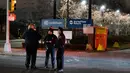 Departemen Kepolisian New York (NYPD) berjaga di depan perusahaan Con Edison, distrik Queen setelah ledakan trafo listrik, Kamis (27/12). Ledakan menyebabkan cahaya biru menerangi langit New York dan membuat kegemparan di media sosial. (AP/Craig Ruttle)