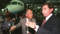 BJ Habibie yang menjabat sebagai Menteri Negara Riset dan Teknologi (Menristek) berbincang dengan Menteri Perdagangan AS, Mickey Kantor ketika mengunjungi Industri Pesawat Terbang Nusantara (IPTN) pada 27 Juni 1996. (Photo by JOHN MACDOUGALL / AFP)