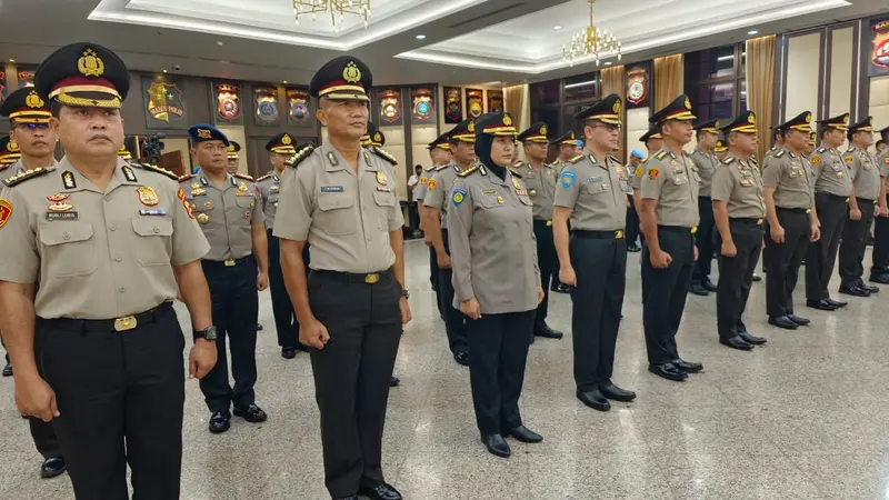 Polri menggelar upacara Korps Raport atau kenaikan pangkat setingkat lebih tinggi terhadap 42 Perwira Tinggi (Pati) dan 121 Perwira Menengah (Pamen).