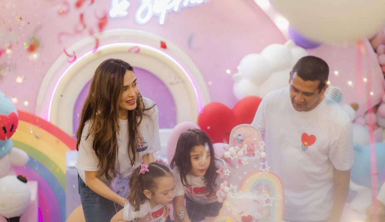 Usai dikaruniai anak pertama, Yasmine Wildblood melahirkan anak kedua yang diberi nama Sophia yang lahir pada tanggal 4 Oktober 2019. Dalam momen ini pasangan suami istri ini merayakan kedua buah hatinya yang sama-sama lahir di bulan Oktober tersebut. (Liputan6.com/IG/@yaswildblood)