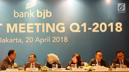 Dirut Bank BJB Ahmad Irfan (kedua kiri) bersama jajaran Direksi saat analyst meeting triwulan I di Jakarta, Jumat (20/4). BJB berhasil mencatat total aset Rp110,8 trilliun di awal tahun 2018 atau tumbuh 13 persen year on year. (Liputan6.com)