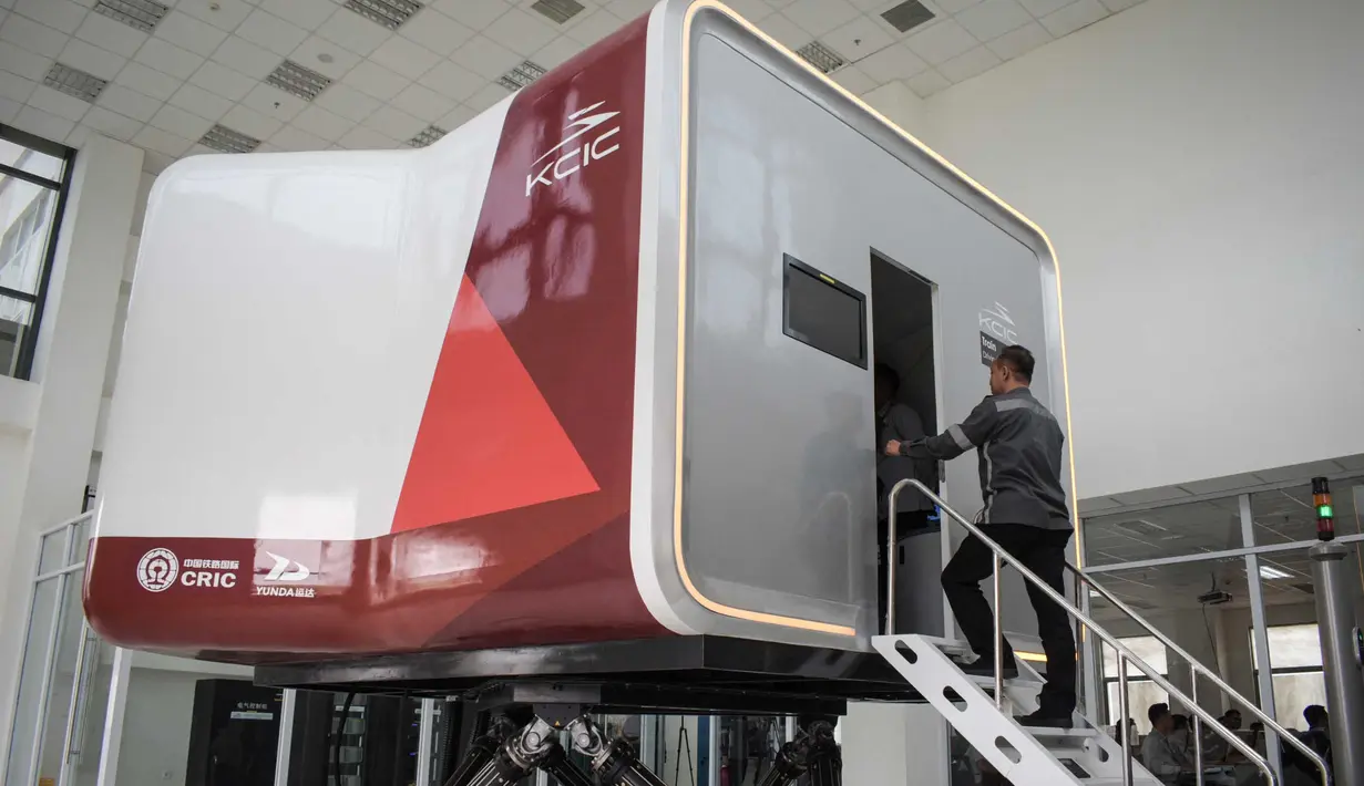 Di Stasiun Tegalluar, para calon masinis tersebut mengikuti pelatihan dengan menggunakan simulator kereta cepat. (Timur MATAHARI/AFP)