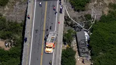 Pandangan udara bus yang terbalik akibat jatuh dari sebuah jembatan di utara Provinsi Salta, Argentina, Senin (14/12). Sedikitnya 42 polisi tewas dan lainnya terluka ketika bus yang mereka tumpangi jatuh ke dalam jurang. (REUTERS/Javier Corbalan)