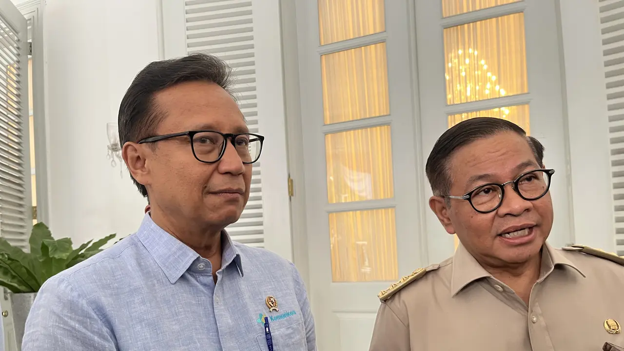 Menteri Kesehatan (Menkes) Budi Gunadi Sadikin (kiri) dan Gubernur DKI Jakarta Pramono Anung (Liputan6.com/Winda Nelfira)