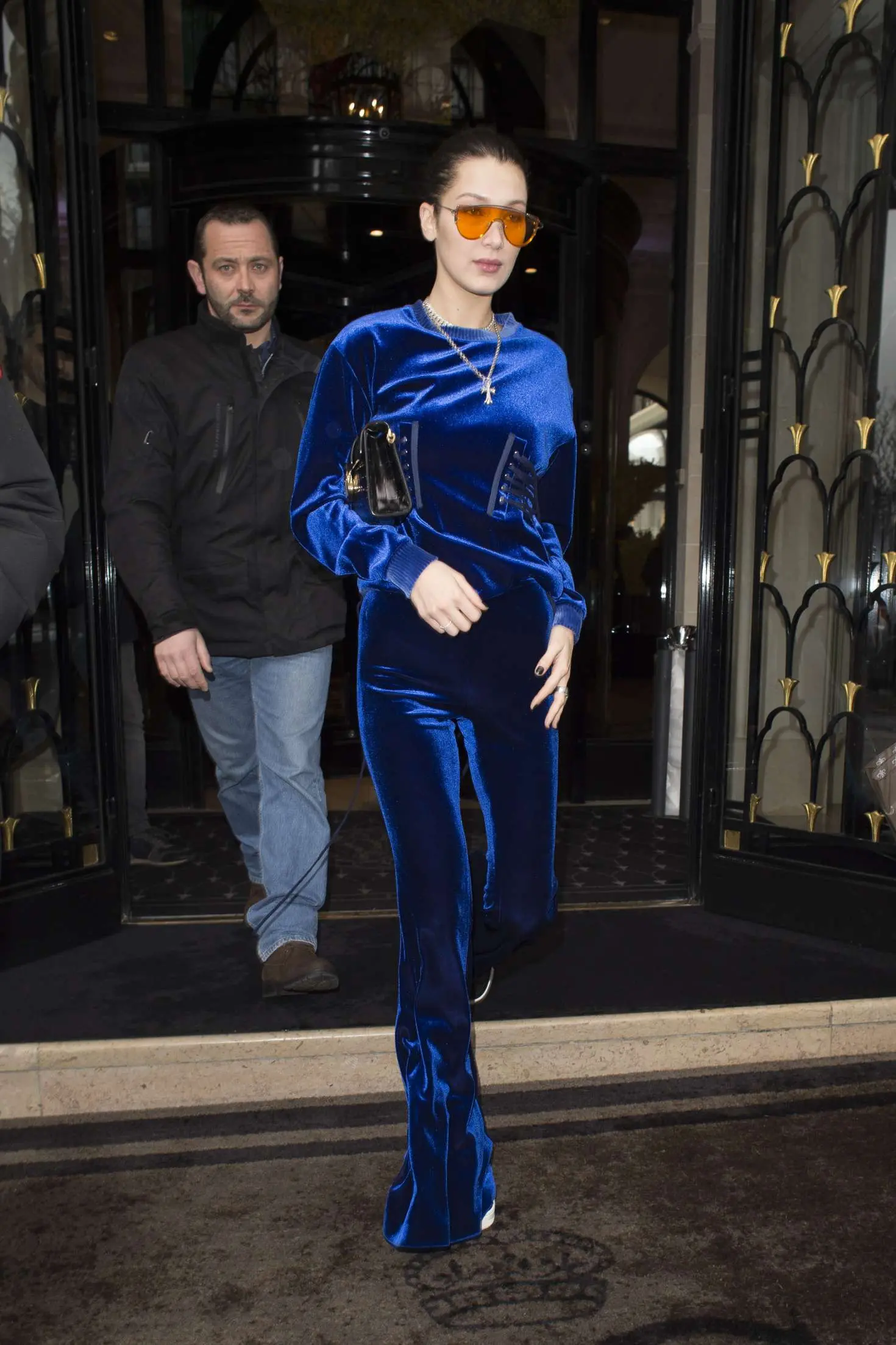 Penampilan Bella Hadid dengan atasan dan bawahan warna biru yang berbahan velvet. (Image: gotceleb.com)