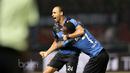 Pemain Madura United, Peter Ozase Odemwingie (kiri) saat merayakan gol ke gawang Persija Jakarta pada lanjutan Liga 1 2017 di Stadion Patriot, Bekasi, Kamis (4/5/2017). Persija kalah dari Madura 0-1. (Bola.com/Nicklas Hanoatubun)