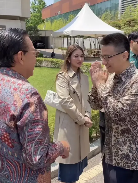 Selvi juga nampak mengenakan coat panjang coklat, dengan menenteng tas Dior putihnya. @indonesiainseoul/@gandisulis