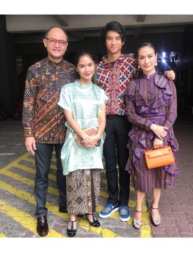 Jadi Ayah Sambung, Ini 6 Potret Kedekatan Suami Iis Dahlia dan Salshadilla