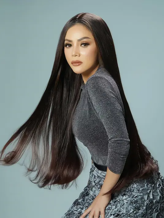 Sudah lama tidak mengeluarkan karya baru, dalam peluncuran singlenya ini pun Kristina melakukan pemotretan untuk single tersebut. Ia pun tampil berbeda dari biasanya yang bikin pangling banyak penggemarnya. (Liputan6.com/IG/@kristinadangdut)