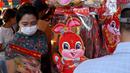 Pelanggan melihat dekorasi di kios pasar jalanan jelang Tahun Baru Imlek di Distrik Pecinan Yangon, Myanmar, 18 Januari 2023. Tahun Baru Imlek 2023 yang disebut sebagai Tahun Kelinci akan jatuh pada tanggal 22 Januari. (STRINGER/AFP)