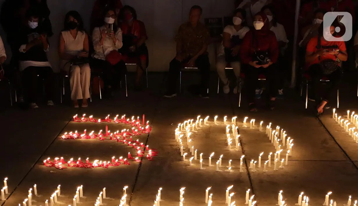 Peserta aksi dari berbagai elemen masyarakat sipil menggelar aksi solidaritas untuk mengenang Brigadir Novriansyah Joshua Hutabarat alias Brigadir J di kawasan Taman Ismail Marzuki (TIM), Jakarta, Senin (8/8/2022). Aksi tersebut bertajuk “Keadilan untuk Joshua! Aksi menyalakan 3000 lilin dan doa bersama mengenang kematian Brigadir J”. (Liputan6.com/Helmi Fithriansyah)