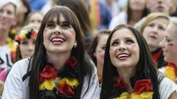 Fans cantik Jerman menonton Piala Dunia FIFA 2014 saat Jerman vs G USA di layar raksasa di Berlin, Jerman (26/06/2014) (AFP PHOTO/CLEMENS bilan)