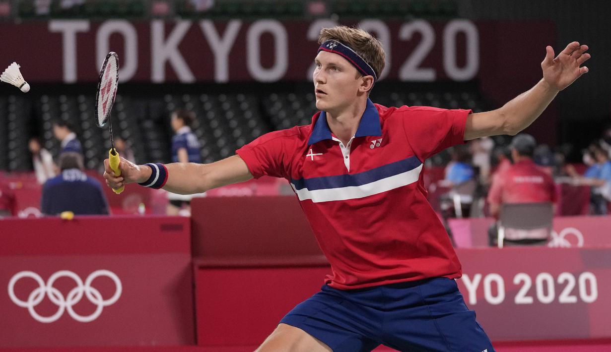 Viktor Axelsen sendiri lolos ke perempatfinal usai menang dua gim langsung, 21-16 dan 21-14 atas wakil Chinese Taipei, Wang Tzu-Wei. (Foto: AP/Dita Alangkara)