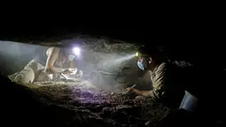 Tim relawan dan arkeolog dari Israel Antiquities Authority (IAA) saat mencari barang-barang bersejarah di gua tengkorak, Gurun Yudea, Israel, Rabu (1/6). Para arkeolog mencari sisa-sisa Gulungan Laut Mati yang tersembunyi di gua. (REUTERS / Ronen Zvulun)