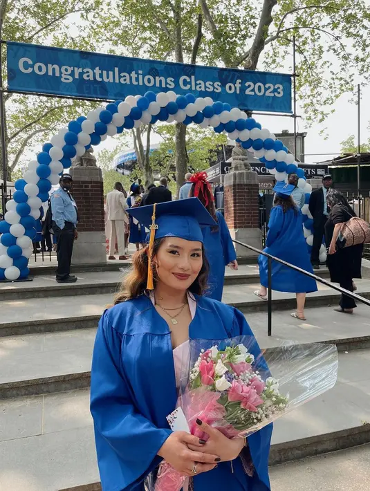 Diketahui bahwa Zahwa Massaid lulus dari jurusan Fashion Merchandise, Fashion Institute of Technology. [Foto: IG/rezaartameviaofficial].