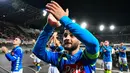 Striker Napoli, Lorenzo Insigne dan rekan setimnya menyapa suporter usai pertandingan melawan Liverpool pada grup C Liga Champions di Stadion San Paolo, Italia (3/10). Napoli menang tipis 1-0 atas Liverpool. (AFP Photo/Alberto Pizzoli)