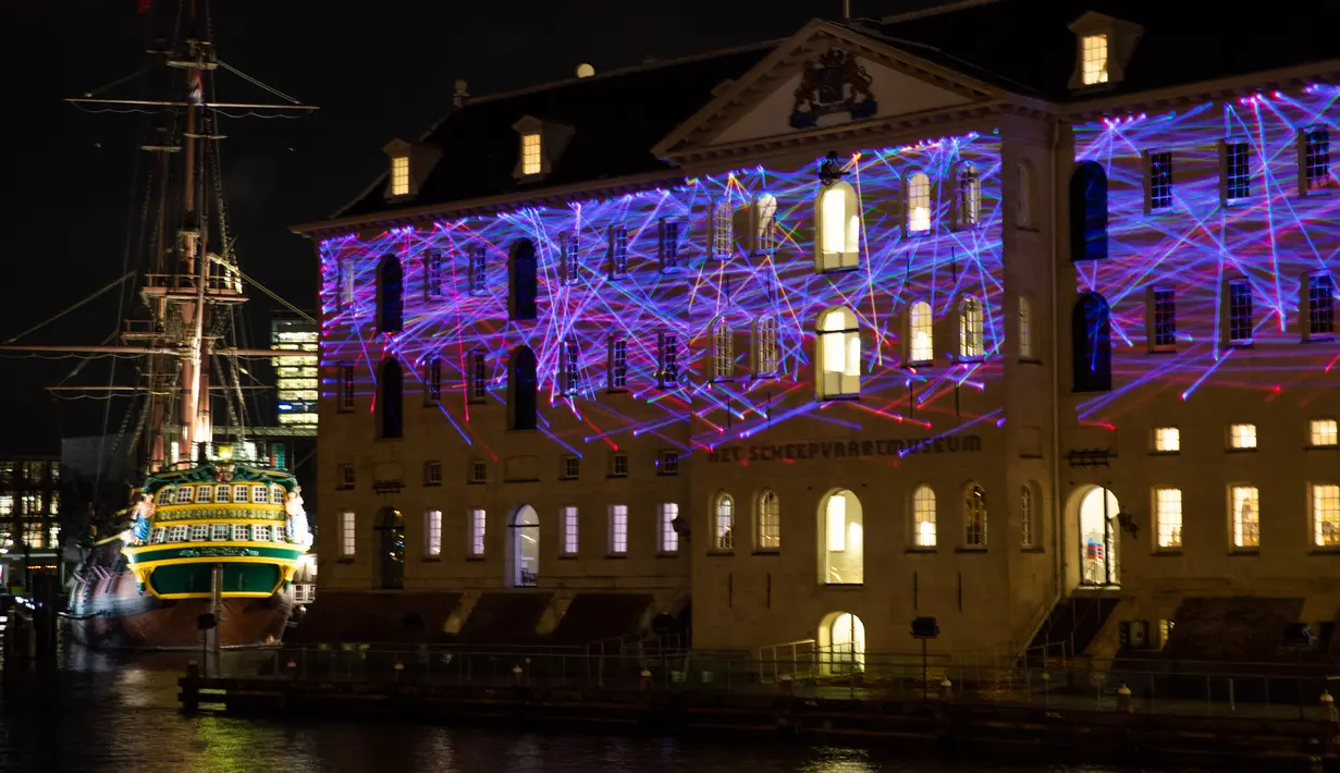 Karya seni berjudul "The Ice is Melting at the Poles" oleh Martin Ersted diproyeksikan pada Museum Maritim selama Amsterdam Light Festival di Amsterdam, Belanda, 27 November 2019. Festival dengan tema "DISRUPT!" ini digelar mulai 28 November hingga 19 Januari 2020 mendatang. (AP/Peter Dejong)
