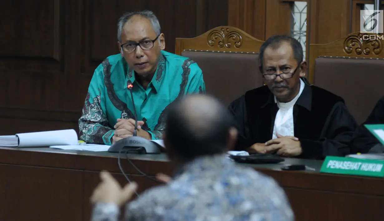 Terdakwa perintangan penyidikan korupsi E-KTP, Bimanesh Sutarjo (kiri) menyimak keterangan saksi pada sidang lanjutan di Pengadilan Tipikor, Jakarta, Jumat (26/5). Sidang mendengar keterangan saksi ahli. (Liputan6.com/Helmi Fithriansyah)
