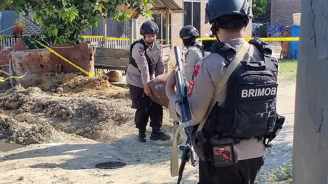 Personel dari penjinak bahan peledak (Jihandak) Brimob Polda Aceh Detasemen B Jeulikat melakukan sterilisasi (Liputan6.com/Rino Abonita)
