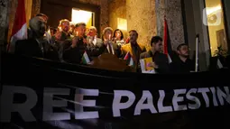 Massa menyalakan lilin sambil membawa bendera dan poster- poster bertuliskan pesan dukungan untuk rakyat Palestina. (Liputan6.com/Faizal Fanani)