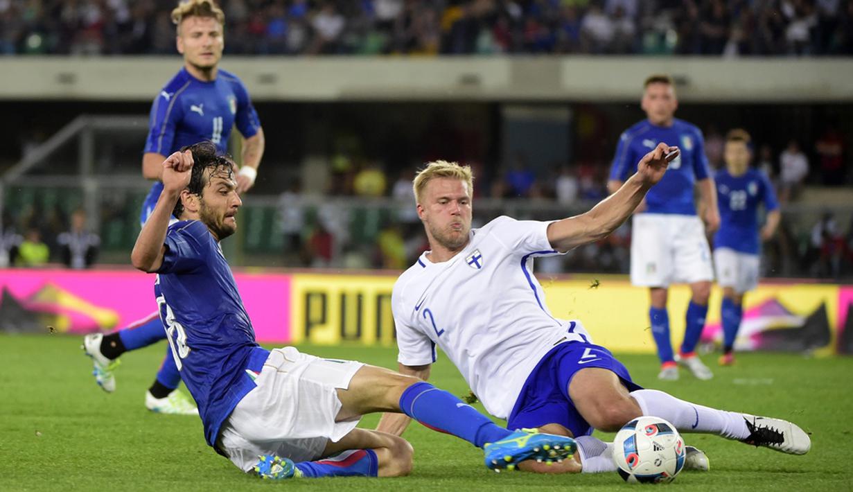 Perebutan bola antara pemain Italia dengan pemain Finlandia pada laga persahabatan di Stadion Marc'Antonio Bentegodi, Verona, Selasa (7/6/2016) dini hari WIB. (AFP/Olivier Morin)